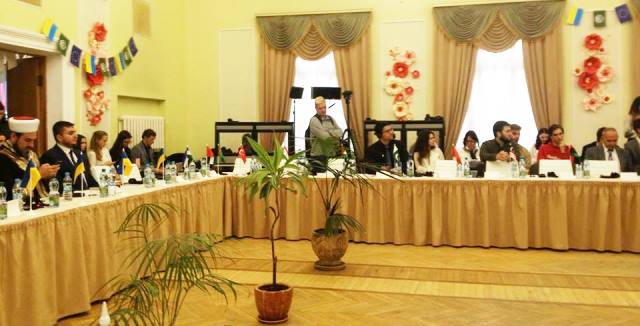 Конференція проходить за ініціативи Його Королівської Високості Принца Фейсала ібн Султана ібн Нассера ібн Абделя Азіз аль Сауда.